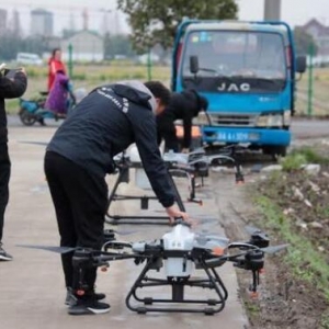 植保用上科技手段！嘉定農民應用無人機
