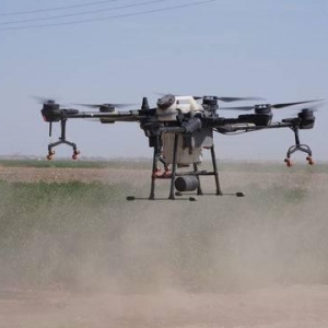 烏蘇：農民種地有“神器” 植保無人機顯身手