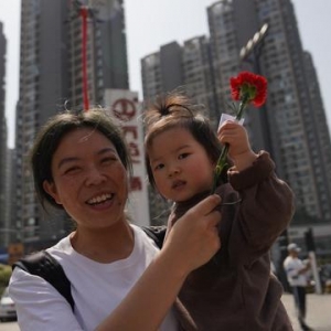 母親節(jié)，洛陽(yáng)10000支康乃馨通過(guò)無(wú)人機(jī)派送到媽媽手中