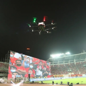 億航216驚艷亮相中超開幕式，火神杯 “飛”進(jìn)廣州天河體育場(chǎng) ...