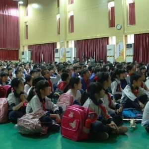 無人機(jī)“飛”進(jìn)校園，做一個(gè)熱愛科學(xué)的小飛俠