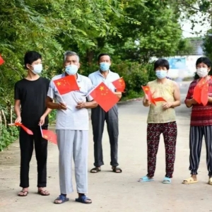 解封！南京溧水區毛家圩村村民對著無人機揮旗慶賀