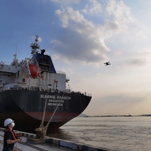 江蘇碼頭登輪檢驗人員利用無人機進行水尺檢測