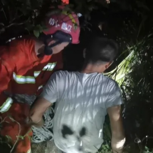 驚險(xiǎn) 尋找單位無(wú)人機(jī) 兩名地質(zhì)勘測(cè)隊(duì)員被困深山