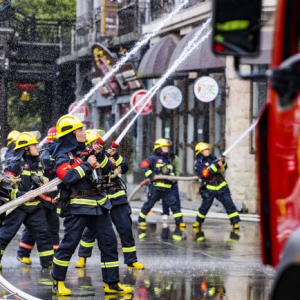救生機(jī)器人 無人機(jī)都出動(dòng)了 這家5A級(jí)景區(qū)應(yīng)急演練動(dòng)真格